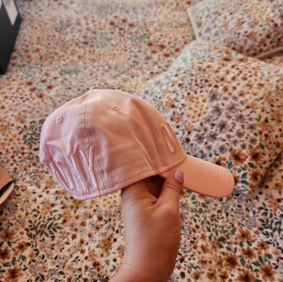 Hat 👒 - Picture 2 of 5